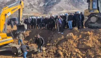 Mes britmash e ulërimash, banorët e Rrjollit përplasen ashpër me policinë! Dy të gjakosur përfundojnë në spital (VIDEO)