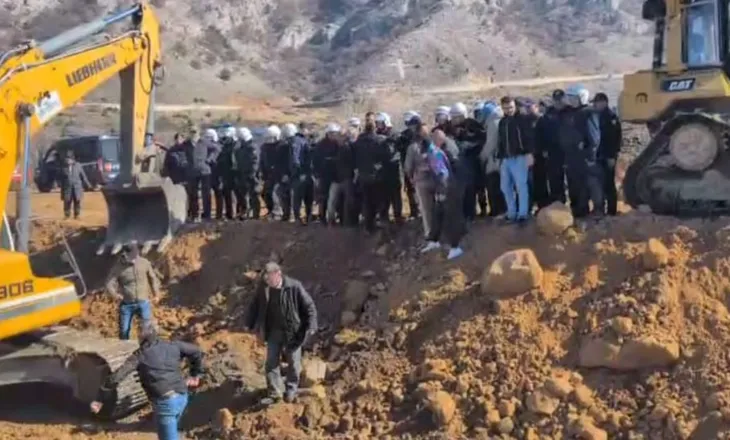 Mes britmash e ulërimash, banorët e Rrjollit përplasen ashpër me policinë! Dy të gjakosur përfundojnë në spital (VIDEO)