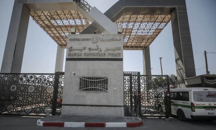 Mes një armëpushimi të brishtë në Rripin e Gazës, Izraeli rihap Rafahun me kufizime të rrepta dhe vetëm për këmbësorët
