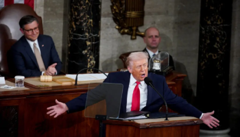 Mes ovacionesh dhe akuzash, Trump thyen rekord me fjalimin para Kongresit! Paralajmërimet e presidentit amerikan…