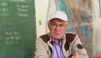 Mësuesi nga Finiqi që nuk doli kurrë në pension: Në moshën 80-vjeçare, Kristo Murati rikthehet çdo ditë në klasë