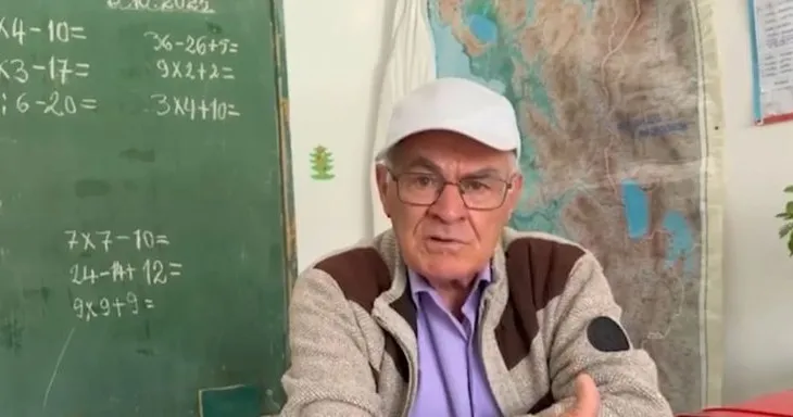 Mësuesi nga Finiqi që nuk doli kurrë në pension: Në moshën 80-vjeçare, Kristo Murati rikthehet çdo ditë në klasë