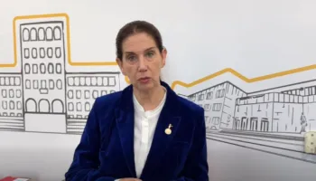 Mësuesja dhunonte nxënësit, reagon Kumbaro: Nga sot, ajo nuk është më pjesë e trupës së mësuesve (VIDEO)