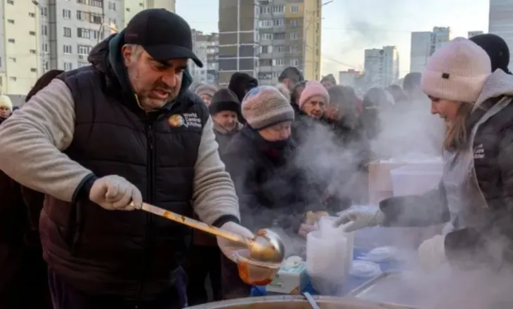 Mijëra njerëz pa energji elektrike në Ukrainë/ I ftohti i acartë detyron njerëzit të kalojnë natën nëpër stacione metroje