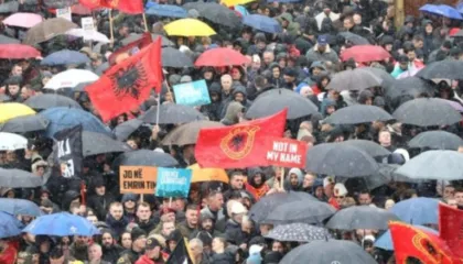 Mijëra vetë mbushin sheshin, protestë në Prishtinë në mbështetje të ish-krerëve të UÇK-së