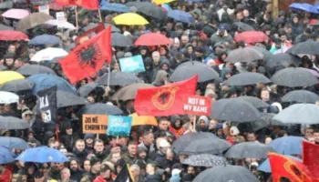Mijëra vetë në shesh, nis protesta në Prishtinë në mbështetje të ish-krerëve të UÇK-së
