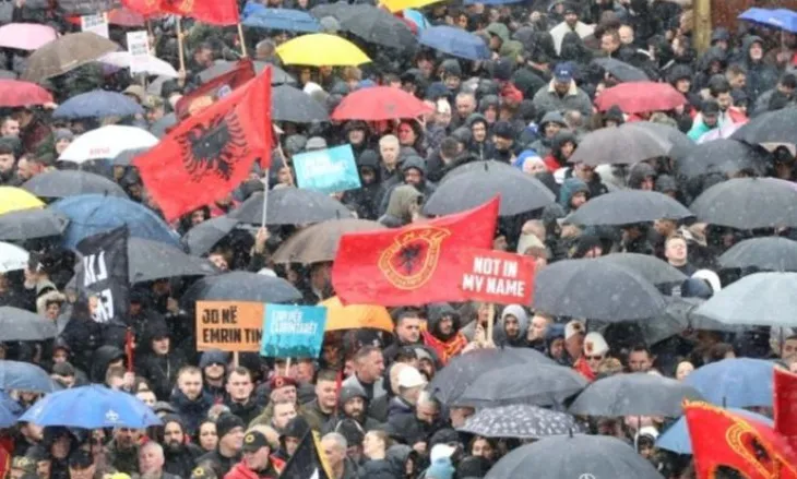Mijëra vetë në shesh, nis protesta në Prishtinë në mbështetje të ish-krerëve të UÇK-së