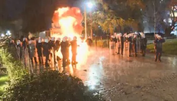 Militantët e PD përplasen me policinë tek Parlamenti! Protestuesit duan të hyjnë në godinë, në krye të turmës Noka dhe Boçi