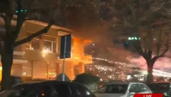 Militantët e PD sulmojnë me molotovë ish-vilën e Enver Hoxhës, panik mes punonjësve të muzeut