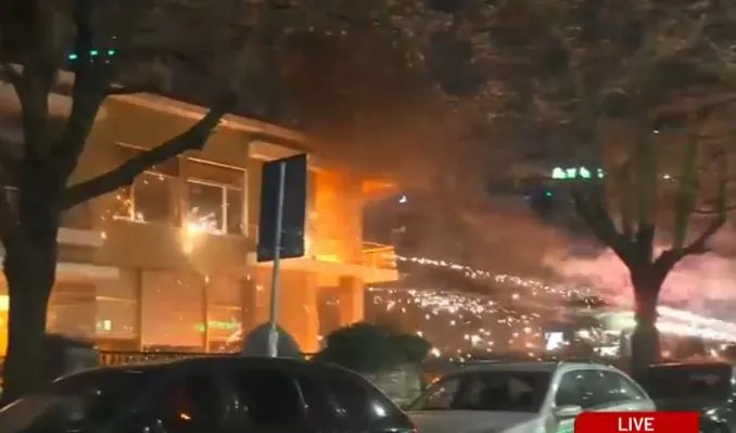 Militantët e PD sulmojnë me molotovë ish-vilën e Enver Hoxhës, panik mes punonjësve të muzeut