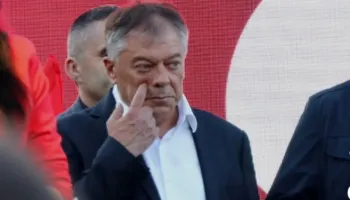 Ministri i Vuçiçit orientoi protestuesit në përndjekjen e familjes shqiptare…