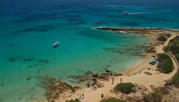 Ministria e Financave: Asnjë shezlong në plazhet e mbrojtura të Greqisë