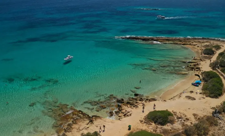 Ministria e Financave: Asnjë shezlong në plazhet e mbrojtura të Greqisë