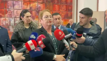 Ministrja maqedonase e Arsimit nuk pranon që ta pyesin në shqip! Gazetarët: Kur të vini në Tetovë merrni përkthyes