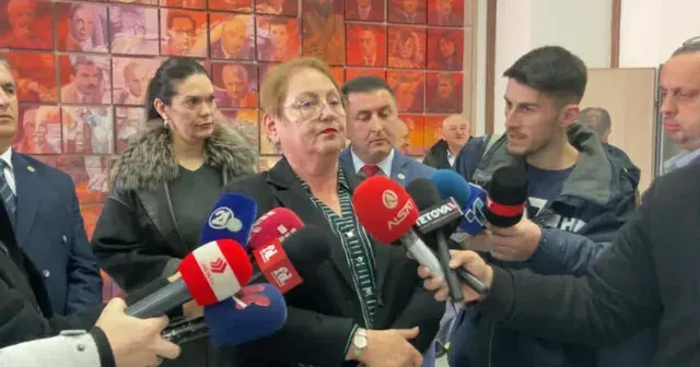 Ministrja maqedonase e Arsimit nuk pranon që ta pyesin në shqip! Gazetarët: Kur të vini në Tetovë merrni përkthyes