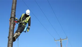 MINUTA E FUNDIT – Humb jetën në krye të detyrës punonjësi i OSHEE, ra në kontakt me rrymën elektrike