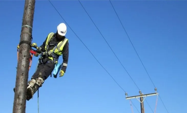 MINUTA E FUNDIT – Humb jetën në krye të detyrës punonjësi i OSHEE, ra në kontakt me rrymën elektrike