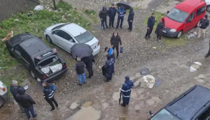 Mish dhe produkte bulmeti që tregtoheshin në mes të baltës, AKU dhe Policia aksion në tregun informal të Milotit