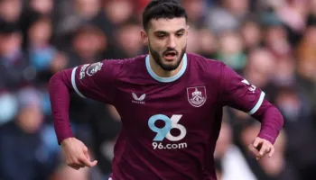 Misteri i situatës së Brojës tek Burnley, mes dëmtimit dhe zgjedhjeve teknike, mbrëmë e pa ndeshjesn si “tifoz” në tribunë