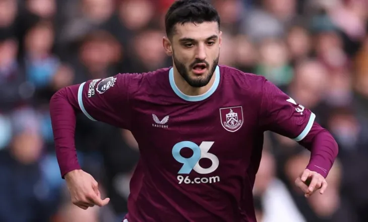 Misteri i situatës së Brojës tek Burnley, mes dëmtimit dhe zgjedhjeve teknike, mbrëmë e pa ndeshjesn si “tifoz” në tribunë