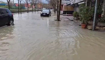 Mjaftuan vetëm disa orë shi, për të shndërruar rrugët e Durrësit në lumenj të vegjël