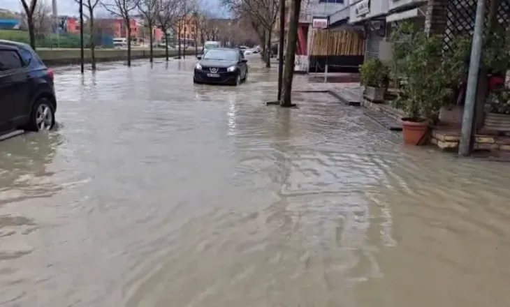 Mjaftuan vetëm disa orë shi, për të shndërruar rrugët e Durrësit në lumenj të vegjël