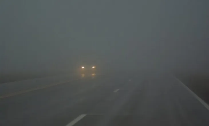 Mjegulla e dendur krijon vështirësi në aksin rrugor Gjirokastër-Kakavijë