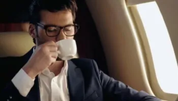 Mjekët këshillojnë: ‘Bëjeni këtë çdo orë’ për të shmangur lodhjen gjatë fluturimeve