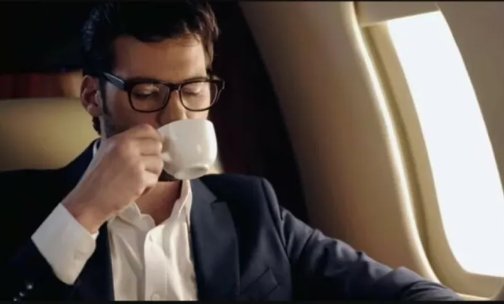 Mjekët këshillojnë: ‘Bëjeni këtë çdo orë’ për të shmangur lodhjen gjatë fluturimeve