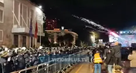 Molotov dhe lëndëve piroteknike në protestën e PD-së, lëndohet një punonjës policie