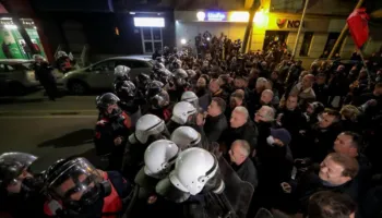 Molotov dhe marshim pa fjalime: Protesta e PD përfundon me përplasje me policinë dhe pikëpyetje për qëllimin