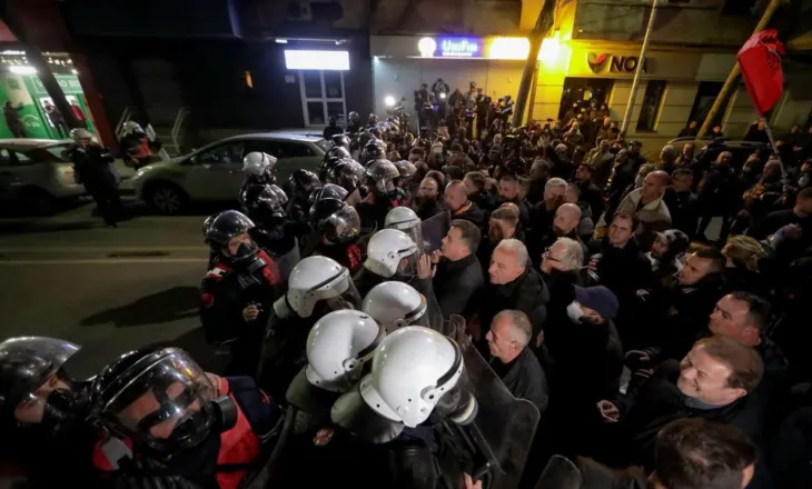 Molotov dhe marshim pa fjalime: Protesta e PD përfundon me përplasje me policinë dhe pikëpyetje për qëllimin