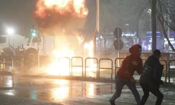 Molotovë dhe fishekzjarre në protestën e opozitës, Gjykata e Tiranës liron nga qelia 18 protestues