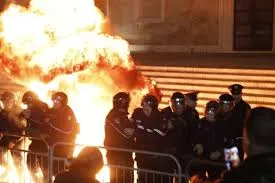 Molotovë ndaj policisë, Kryeministrisë dhe Parlamentit, lirohen protestuesit e PD