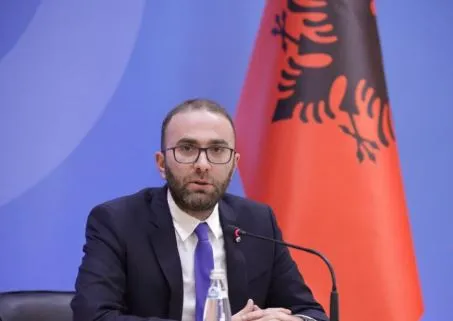 Molotovët drejt ish-vilës së Enver Hoxhës, Bardhi: Aty Rama mbyll pazaret me krimin! Policia na bllokoi rrugën dhe…