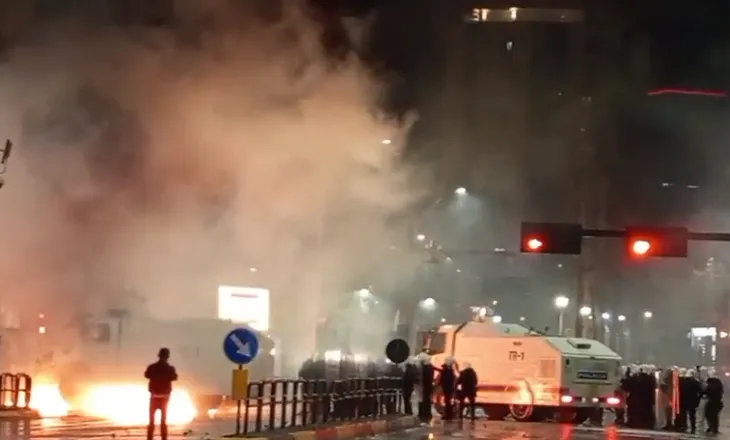 Molotovët në protestë, lirohen të gjithë protestuesit e PD