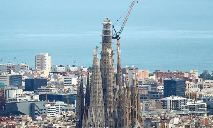 Moment historik në Barcelonë, 144 vite pas fillimit të ndërtimit të saj, vendoset pjesa e fundit e strukturës së kishës ‘Sagrada Familia’