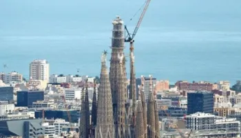 Moment historik në Barcelonë! 144 vite pas fillimit të ndërtimit vendoset pjesa e fundit e “Sagrada Familia”