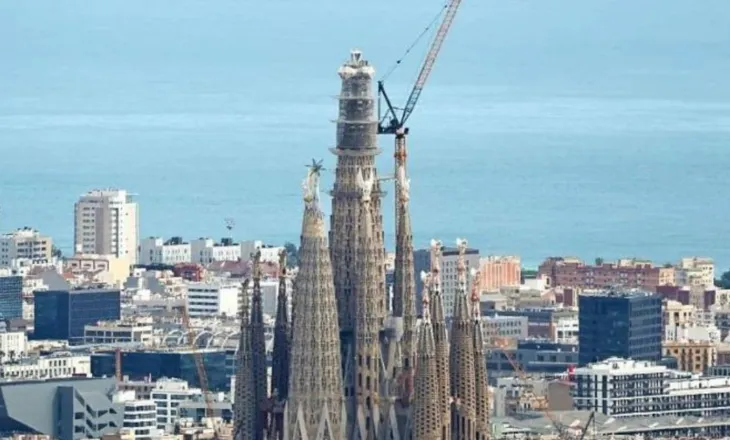 Moment historik në Barcelonë! 144 vite pas fillimit të ndërtimit vendoset pjesa e fundit e “Sagrada Familia”