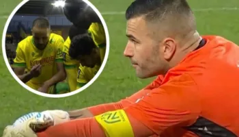 Moment solidariteti/ Portieri shtrihet në tokë që shokët të ndërpresin agjërimin