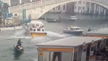 Momente frike në Venecia, skafi humb kontrollin dhe përplaset me një varkë në ujërat e qytetit