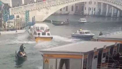 Momente frike në Venecia, skafi humb kontrollin dhe përplaset me një varkë në ujërat e qytetit