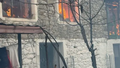 Momente tmerri/ Merr flakë banesa teksa familjarët ishin në gjumë, zjarri nisi nga…