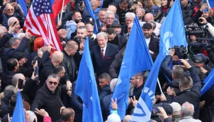 Momentet e fundit para nisjes së protestës, Berisha mbërrin në selinë e PD, pritet nga simpatizantët