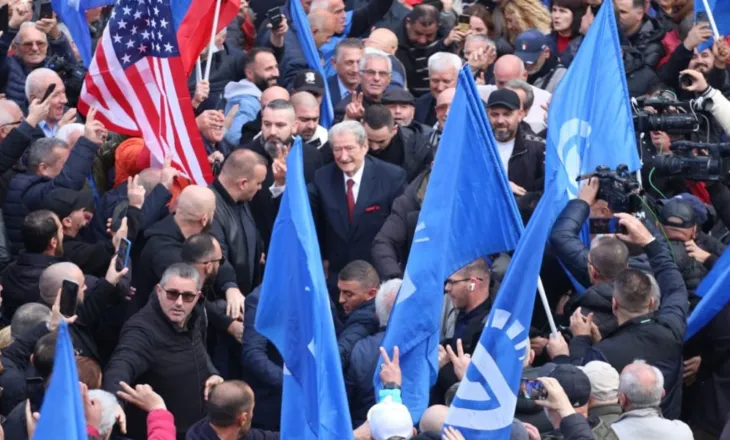 Momentet e fundit para nisjes së protestës, Berisha mbërrin në selinë e PD, pritet nga simpatizantët
