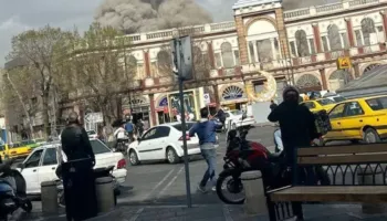 Momenti kur gratë qeshin kur kuptojnë se kompleksi i Liderit Suprem është sulmuar në Teheran