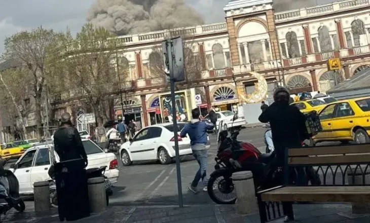 Momenti kur gratë qeshin kur kuptojnë se kompleksi i Liderit Suprem është sulmuar në Teheran