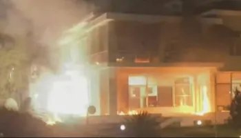 Momenti kur militantët e PD-së “i vënë flakën” ish vilës së Enver Hoxhës në Bllok (VIDEO)