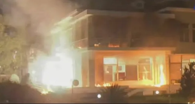 Momenti kur militantët e PD-së “i vënë flakën” ish vilës së Enver Hoxhës në Bllok (VIDEO)