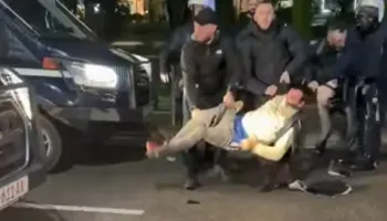 Momenti kur policia shoqëron në komisariat një protestues duke e tërhequr zvarrë